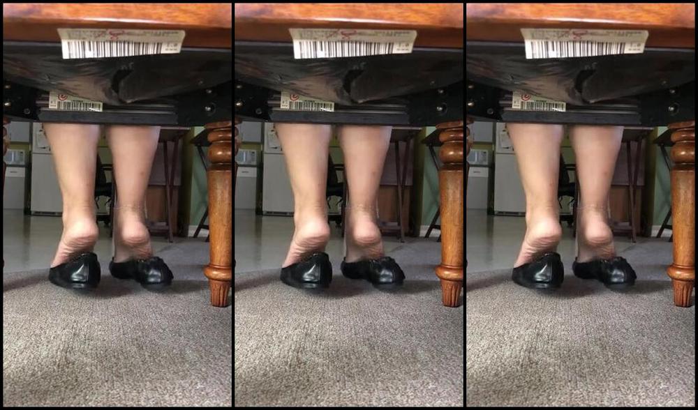 Deedeericanfeet Onlyfans Gm My Loves Hru Here S A Request Soles Tease In Flats Under Chair