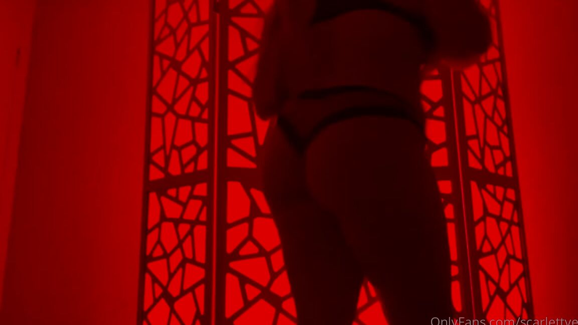 Scarlett Venom Nicknamed Scarlettven0M Onlyfans I M Having Way Too Much Fun With This Led Light What Color Should I Try