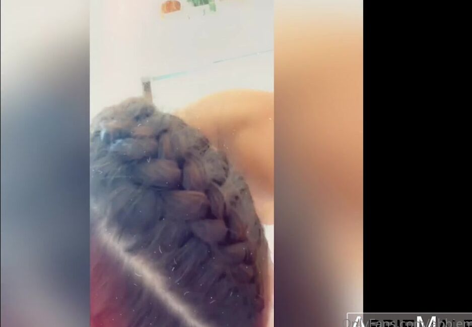 abbiemaley-25-06-2022-2500764200-this-is-my-favorite-toy-ever