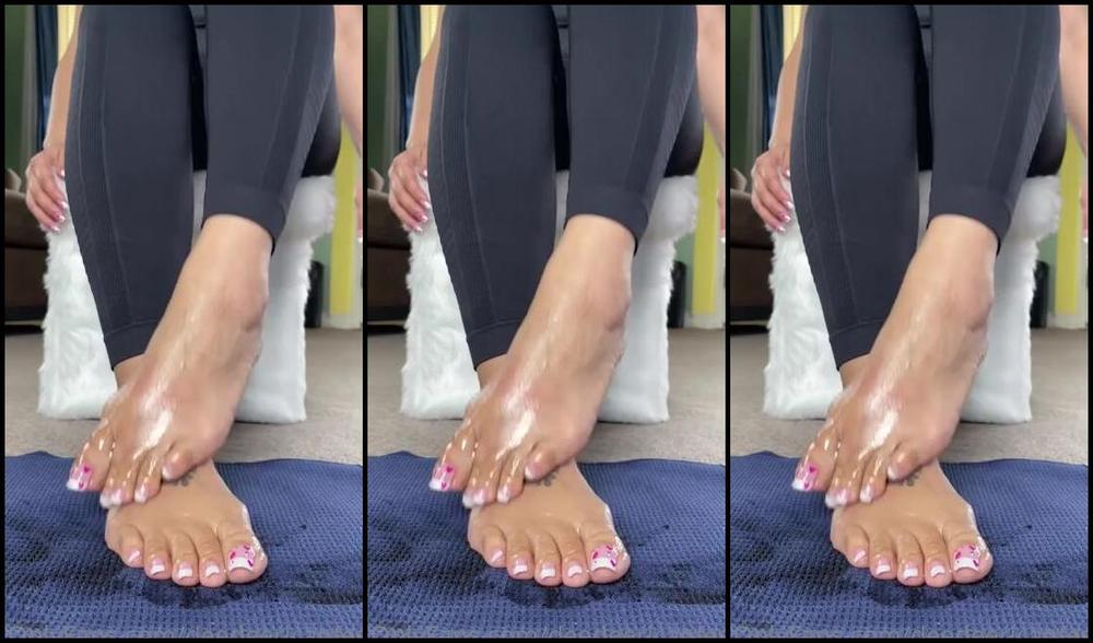 Deedeericanfeet Onlyfans As Requested Very Oily Toes And My Old Pedi