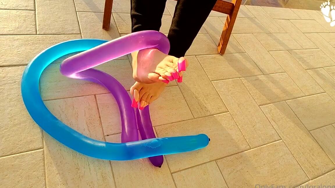 Lora Long Nails Nicknamed Loralongnails Onlyfans Popping Water Balloons