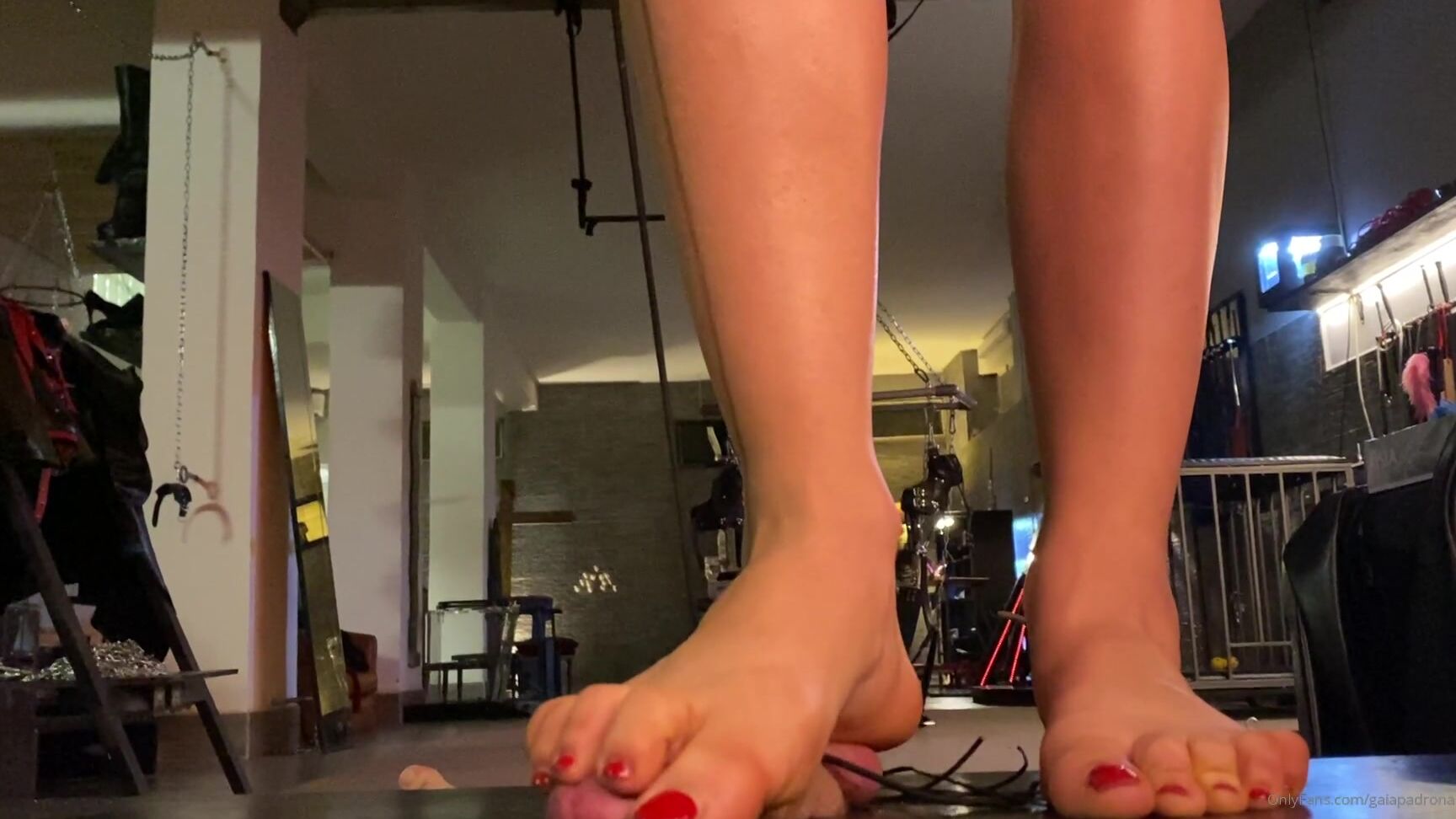 Mistress Gaia Solo Da Schiacciare Il Coglione Per Paura Di Schizzare S