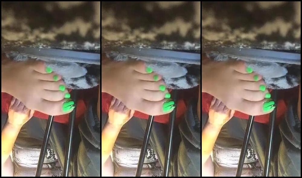 Anushkavelvet Onlyfans Sneaky Under The Table Toes For All Of You Who Enjoy Feeling Tiny