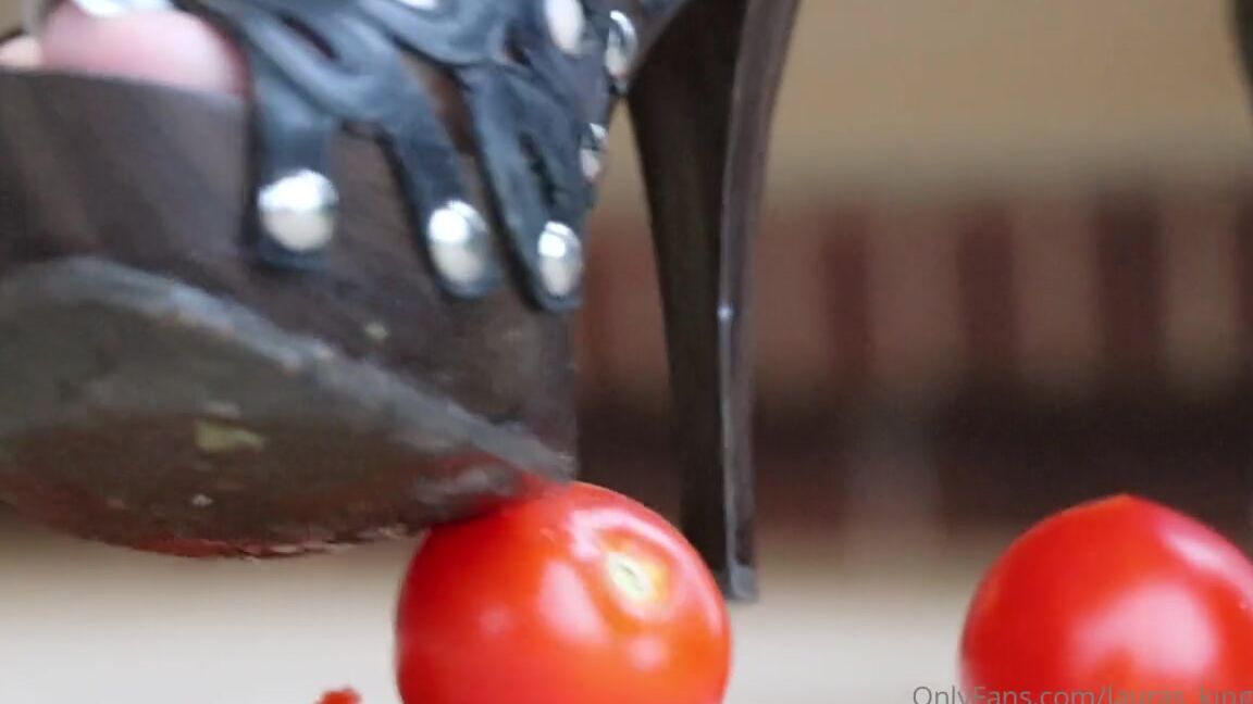 Lalalaura Nicknamed Lauras Kingdom 06 25 2021 Onlyfans Video Lauras High Heel Tomato Crush Lauras Toenails Are Long And Painted Silver