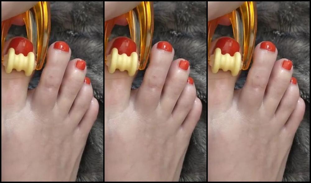 Frejas Submissive Feet Nicknamed Frejassubmissivefeet Onlyfans A Little Morning Massage For My Toes With A Funny Tool