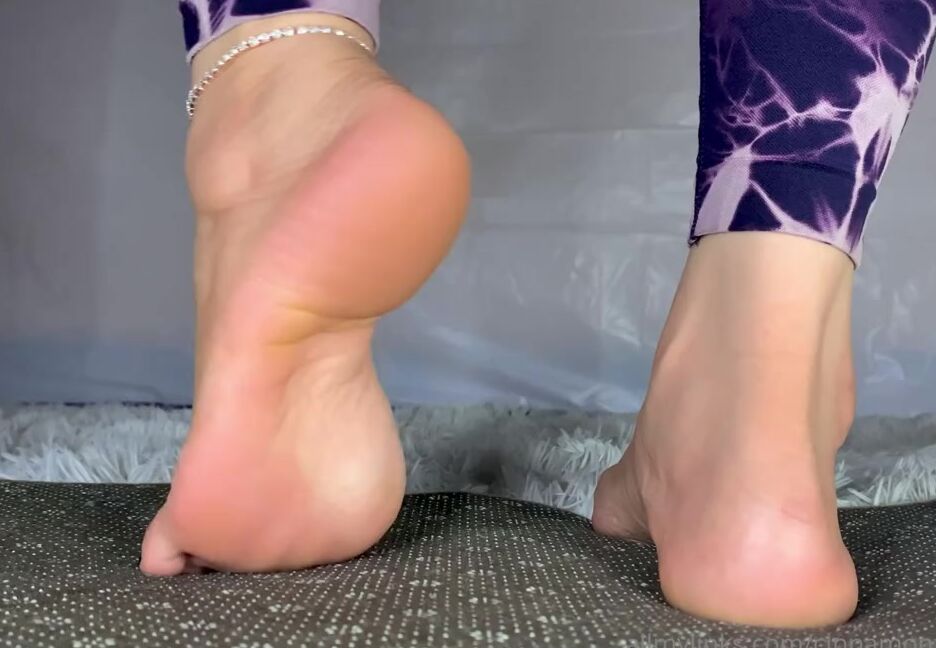 Goddess Cinnamon Aka Cinnamonfeet2 Onlyfans Stretching My Arches For Youi Know You Can T Stop Looking At Them