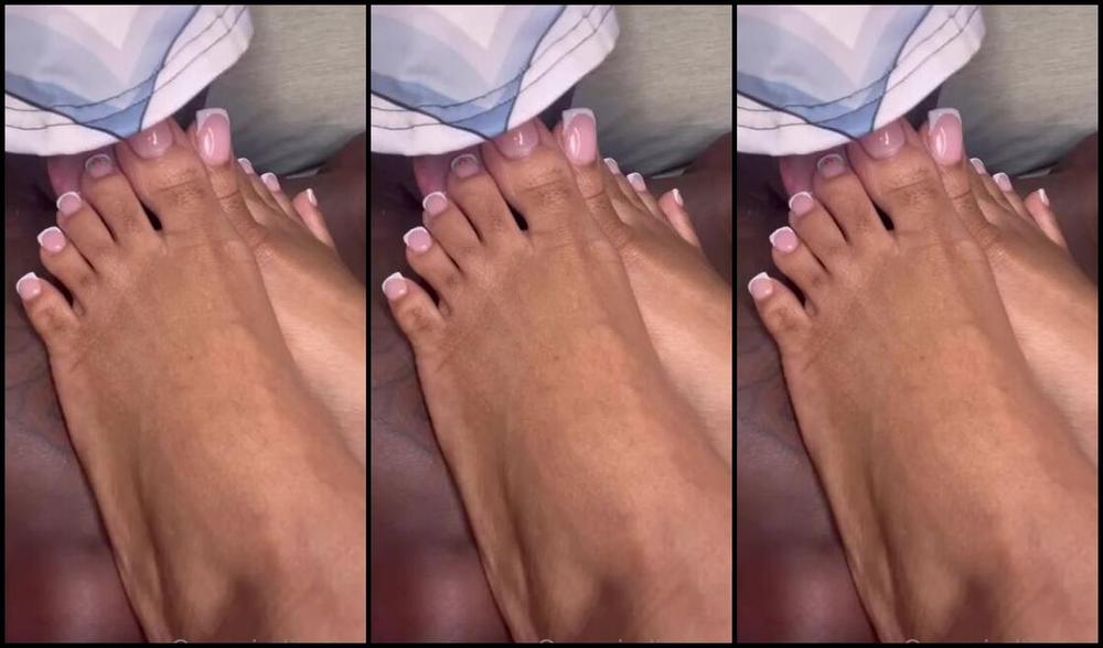 Queenjodiieetoes Aka Prettyfeetonly1800 Onlyfans He Wanna Kiss On The Mistletoe