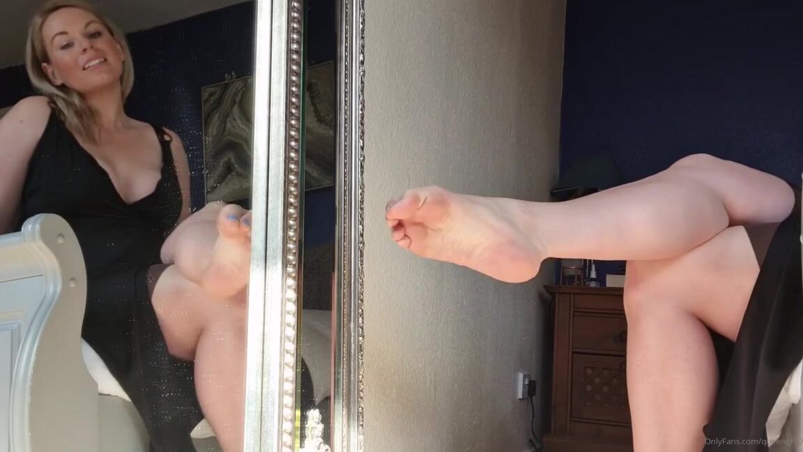 The Foot Queen Of England Aka Queengf90Premium Onlyfans Dangling My Way Into Your Heart