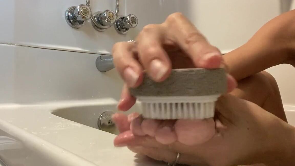 Lezlyan Nicknamed La Little Dancer Feet Onlyfans Bathing And Washing My Feet Is Such Intimate Personal Activity Theres A Certain Vulnerability And