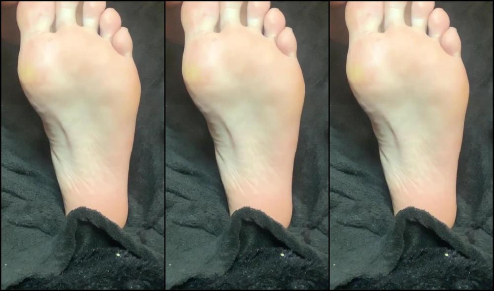 Prettyfeetemmaa Hot Feet And Nylon Removal See A More Demanding Side Of Me Please Leave A Commen