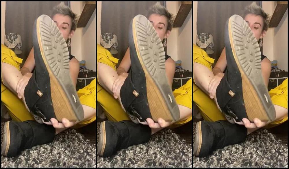 Summer Solesis Nicknamed Summer Solesis Onlyfans Are You A Good Lil Foot Bitch Ready To Clean My Sweaty Feet