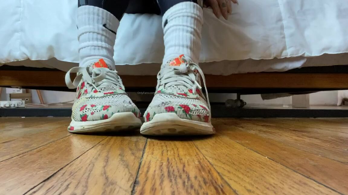 Fendi Feet Aka Goddessfendi Onlyfans Your Queen S Sweaty Feet Need To Be Licked And Sucked Clean Bury Your Face In My Sweaty Soles And 1P