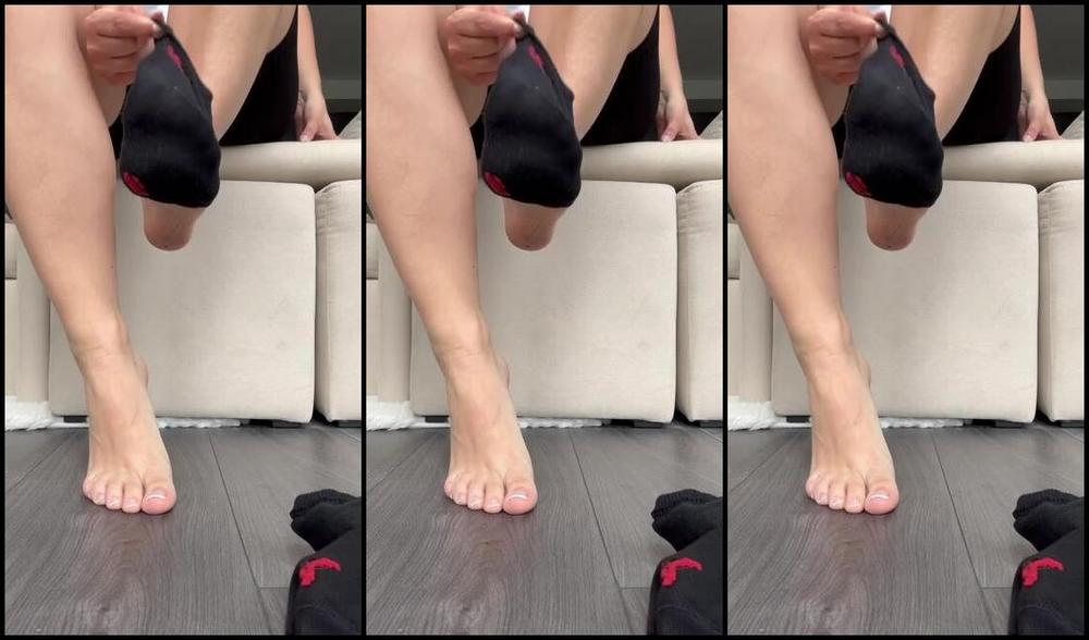 Sarina Jones Nicknamed Sarinajones 09 04 2024 Onlyfans Video I Wore These Black Socks Today I Take Them Off To Show You The Lint On