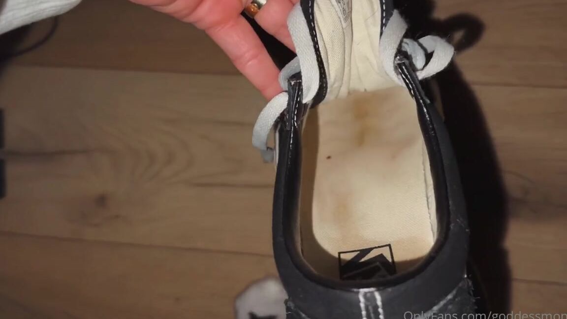 Goddessmona 91 Onlyfans Meine Socken Und Sneaker Sind Genau So Feucht Wie Deine Schwanzspitze My Socks And Sneakers Arep