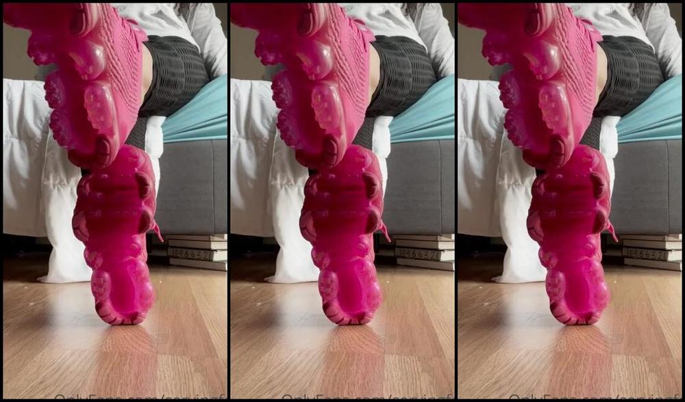 Servingbarefeet Aka Servingfet Onlyfans Sweaty N Sockless After The Gym Im Ready To Part Ways With These Shoes That Have Been My Favorite