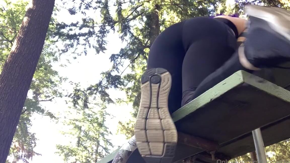 Jupiter Domina Nicknamed Jupiterdomina Onlyfans Butts At The Park