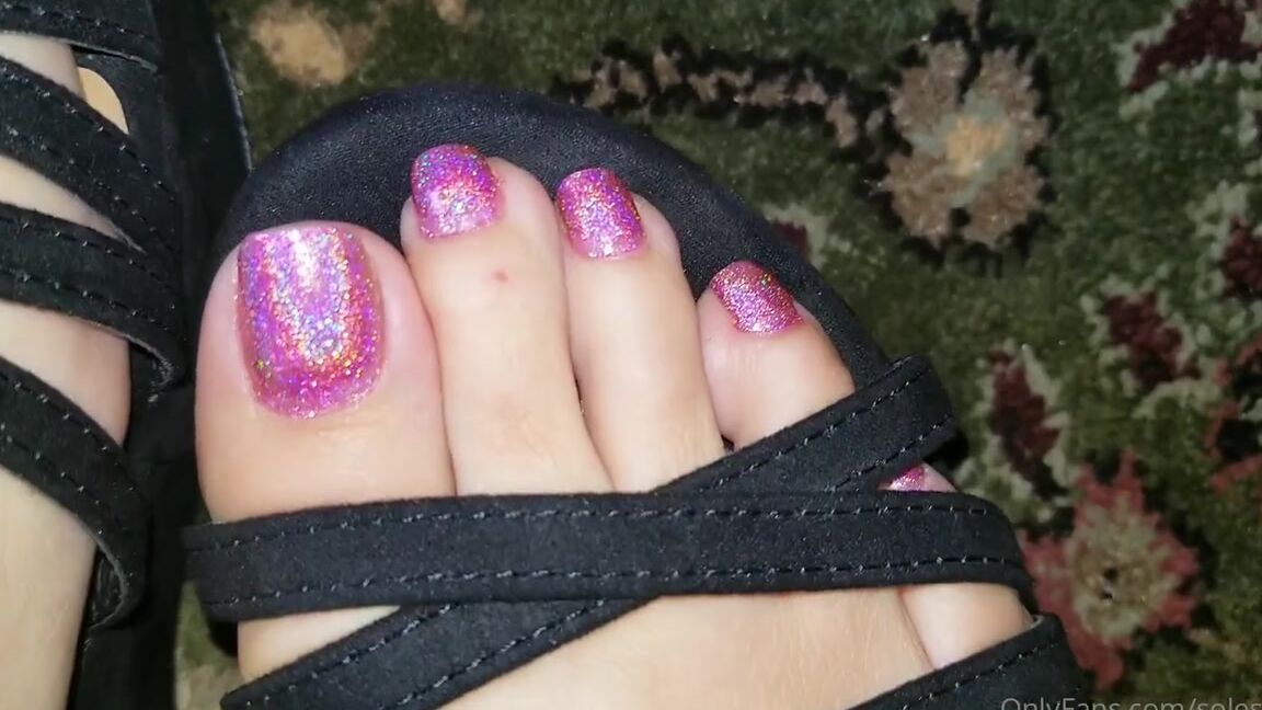 Solesnack Nicknamed Solesnack Onlyfans Розовые Блестящие Пальцы В Черных Ремешках На Каблуках X
