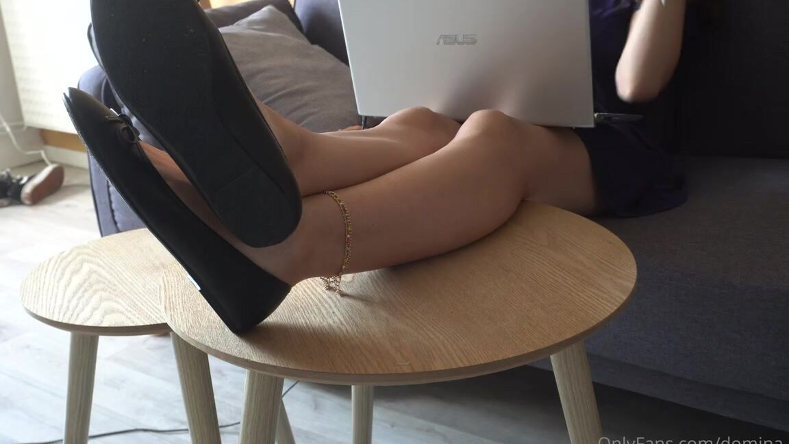 Domina Clara Nicknamed Domina Clara Onlyfans Regardes Mes Pieds Pendant Que Je Tignore Watch My Feet While Im Ignoring You