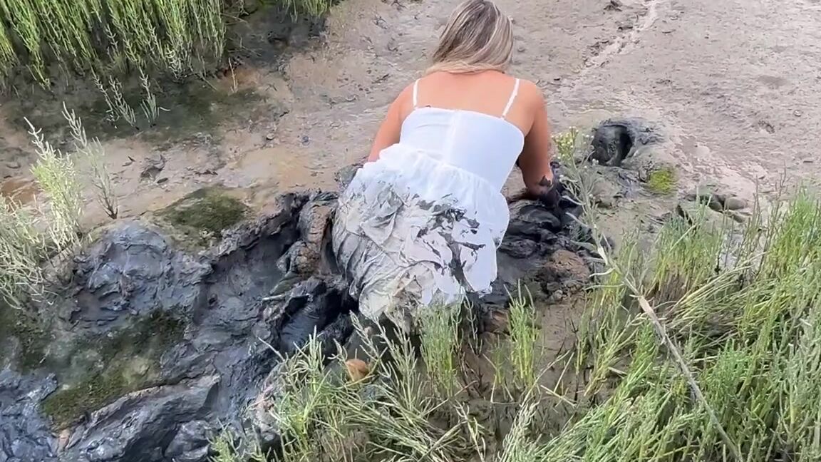 Bsmessybakery Nicknamed Bsmessybakery Onlyfans All Dressed Up In My Pretty White Dress Amp Heels I Head To The Location