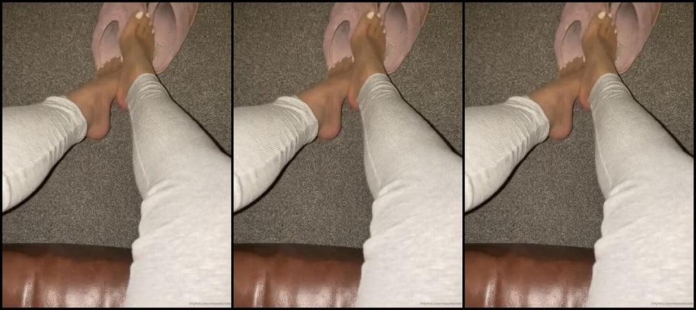 The Queen Of Sole Aka Missesdiscreets Onlyfans Pantyhose Under My Gym Leggings You Can Just Imagine The Sweat And The Smell 1