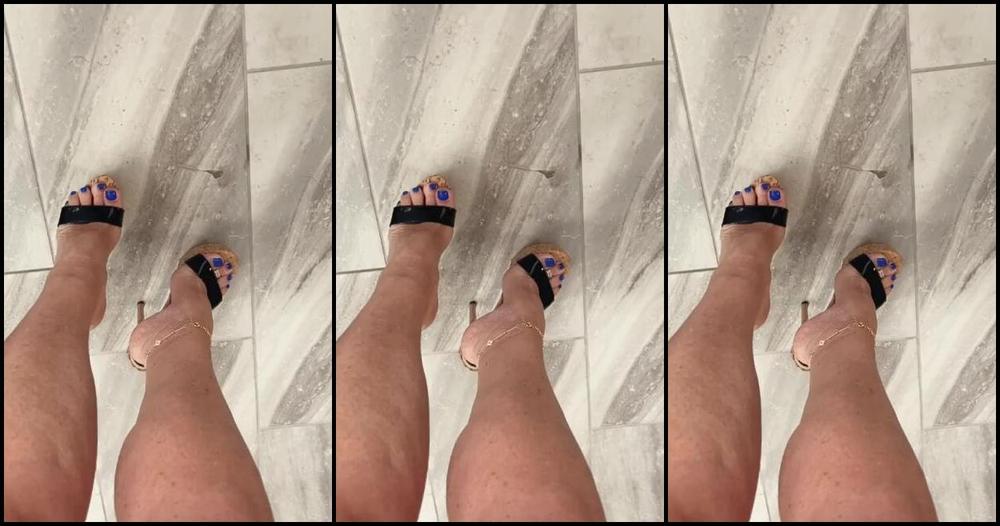 Kate Dangle Nicknamed Katedangle 12 02 2023 Onlyfans Video Walking Around The House Wearing Two Different Platform Mule Pairs