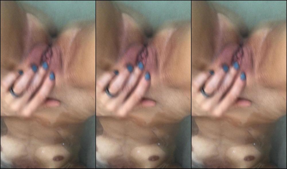 Lora Cross Amatuer Tub Masturbation