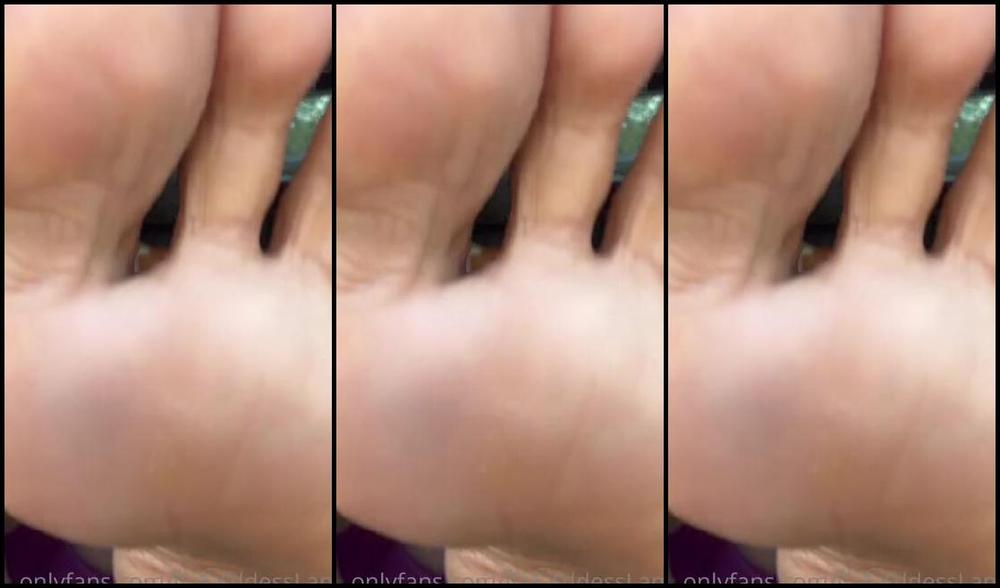 Goddess Lana Aka Itsgoddesslana Onlyfans Stinky Sock Removal Soles Make Your Brain Go Fuzzy But My Sweaty Stinky Pilates Socks Make You Nmn