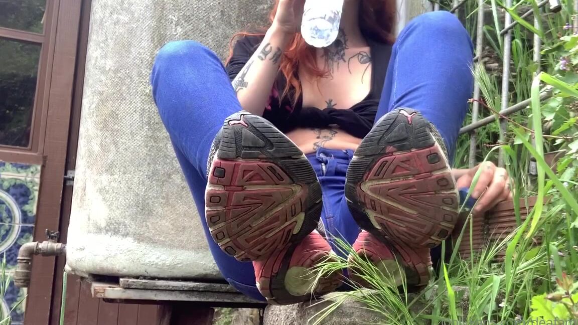 Fetish Domina Nicknamed Americafetish Onlyfans Vdeo Eres Un Cerdo Lamesuelas Slo Piensas En Dejarme Las Deportivas Que Estn Viejas Y Sudadas