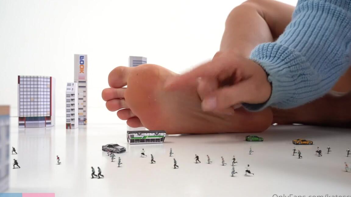 Goddess Kate Aka Katescutiies Onlyfans So Much Fun Crushing Tiny Cities And Playing With Tiny People