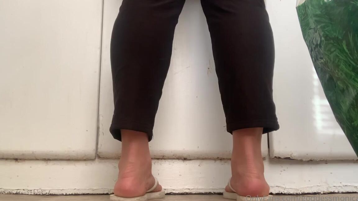 Goddessmonica00W Onlyfans Sole View What If You Re My Roommate And You Just Have To Be Sitting In The Kitchen While I M Doip