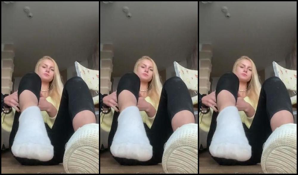 Emmysfeetandsocks Aka Emmyfeetandsocks Onlyfans I Was Sick The Last Week But Of Course I Come Back With A Pair Of Super Sweaty White Socks An 1P