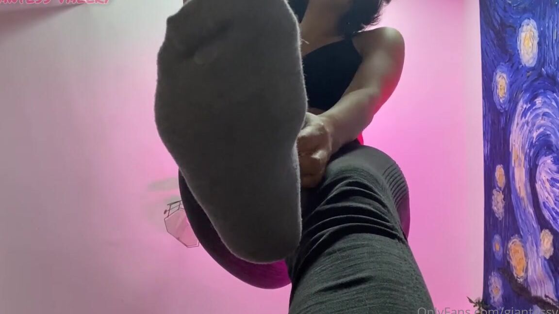 Valery Maxwell Nicknamed Giantessvalery Onlyfans 12 31 2023 Hello Tiny Man Seems Like You Want To Play With Me What If I Let You