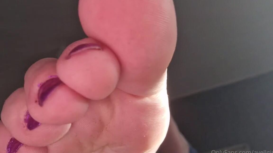 Ayellgirlfeet Nicknamed Ayellgirlfeet Onlyfans Imagines Toi L En Dessous De Mes Jolis Pieds Imagine Yourself Under My Giantess Feet 1