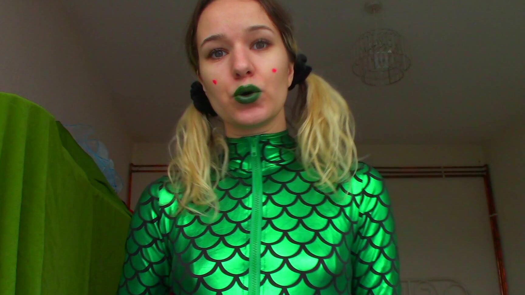 "Goddess Vanessa" executrix, kissing, lip fetish, mouth fetish, lipstick Green POISON Kisses EXECUTRIX manyvids