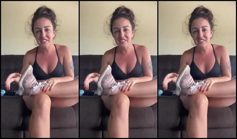 Capri Nicknamed Capritoes Onlyfans I Went For A Two Mile Run With My Friends Down The Beach Today My Feet Stink So Bad Omg