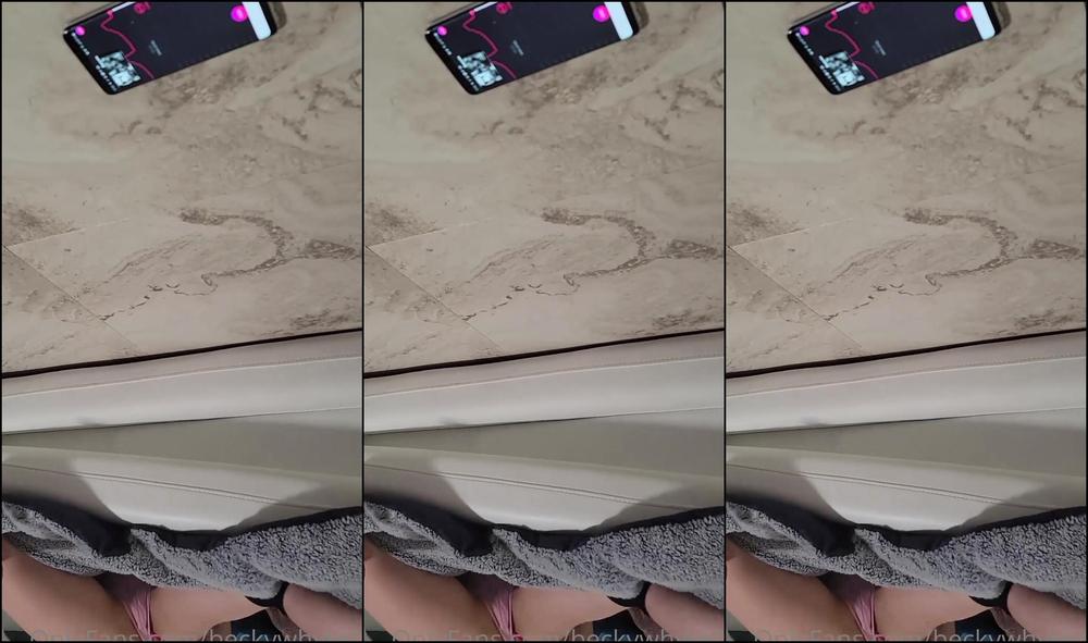 beckywhyte15-12-05-2021-2107893395-vibing