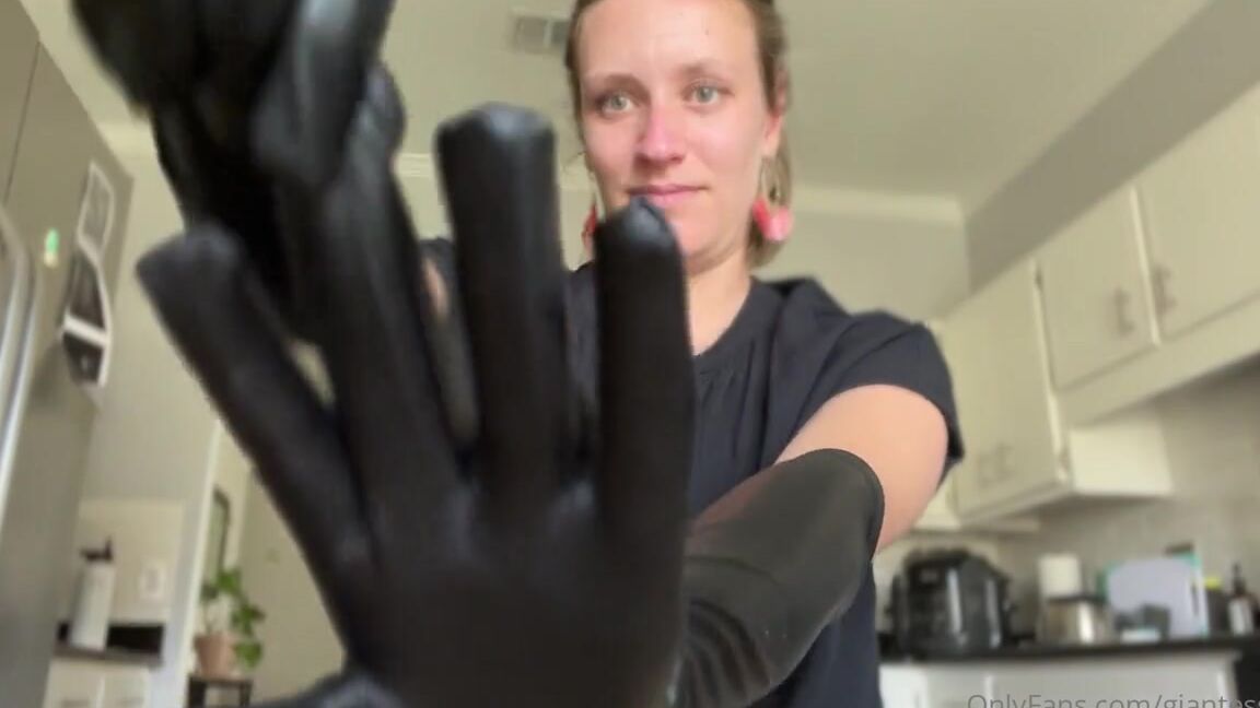 Giantess Tara Nicknamed Giantesstara 02 18 2023 Onlyfans Video Just A Little Fun With My Hands That Love To Hold You Tinies Nice And