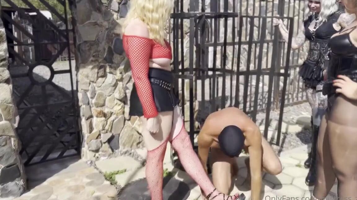 Mistress Zeida Onlyfans This Loser Slave Earn Ass Kissing Reward Laying On My Medieval Cannon Trio Assworship Part1