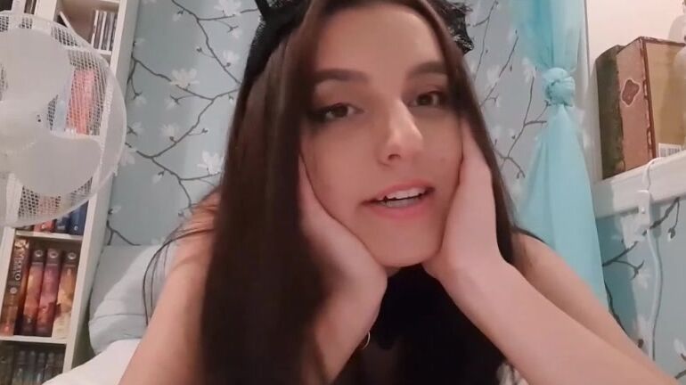 Smaragdide Bunny Fucks Her Pussy