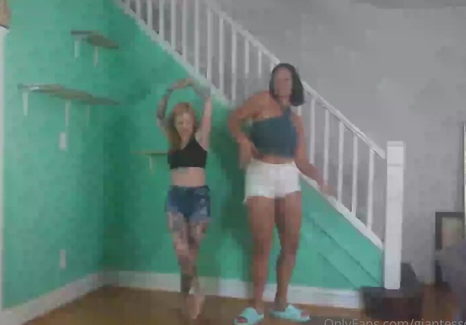 Giantesscleo Onlyfans A Fun Little Lift N Carry With The Cute And Sexy Scarlettstorm Watch Us Compare Heights Hands And