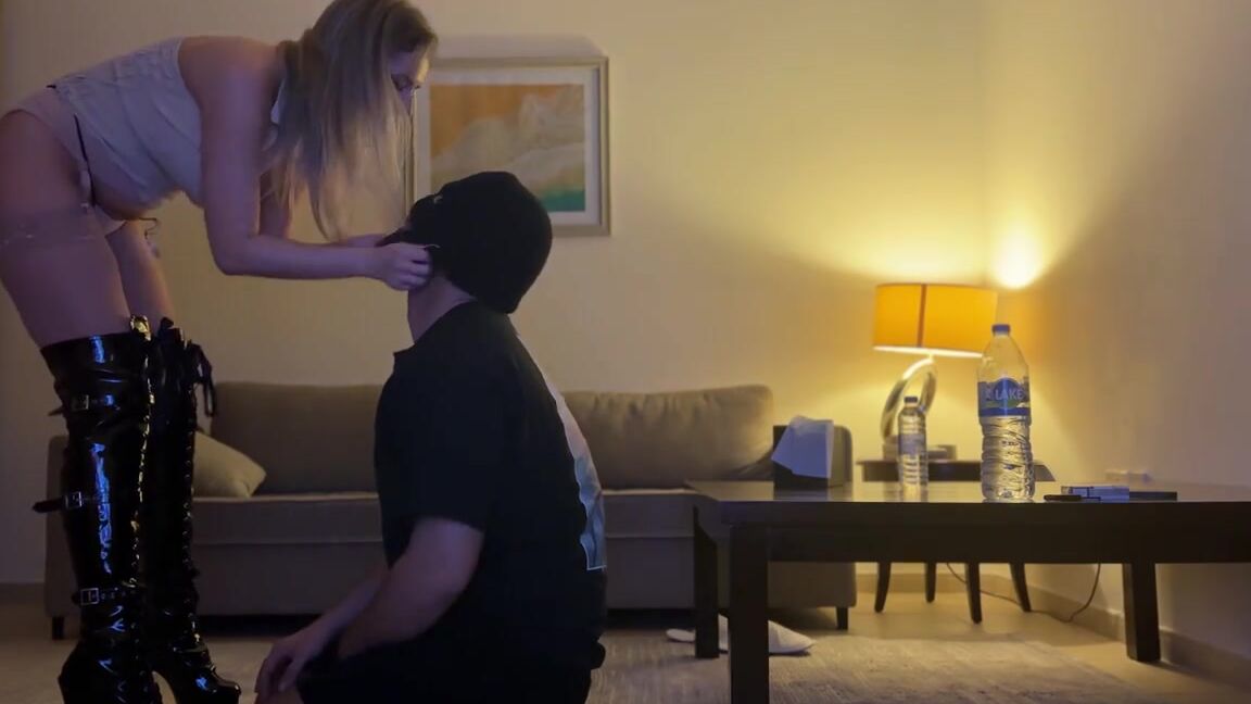 Noir Queenie Nicknamed Noirqueenie Onlyfans Just A Little Part Of What I Do To This Obedient Boy He Doesn T Match