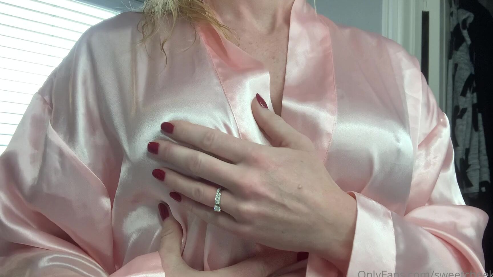 Sweet Vickie Onlyfans Com Sweetvickie 28 12 2020 1535288363 After My Shower I Decided To Rub Some Body Oil On My Tits And Ass For You