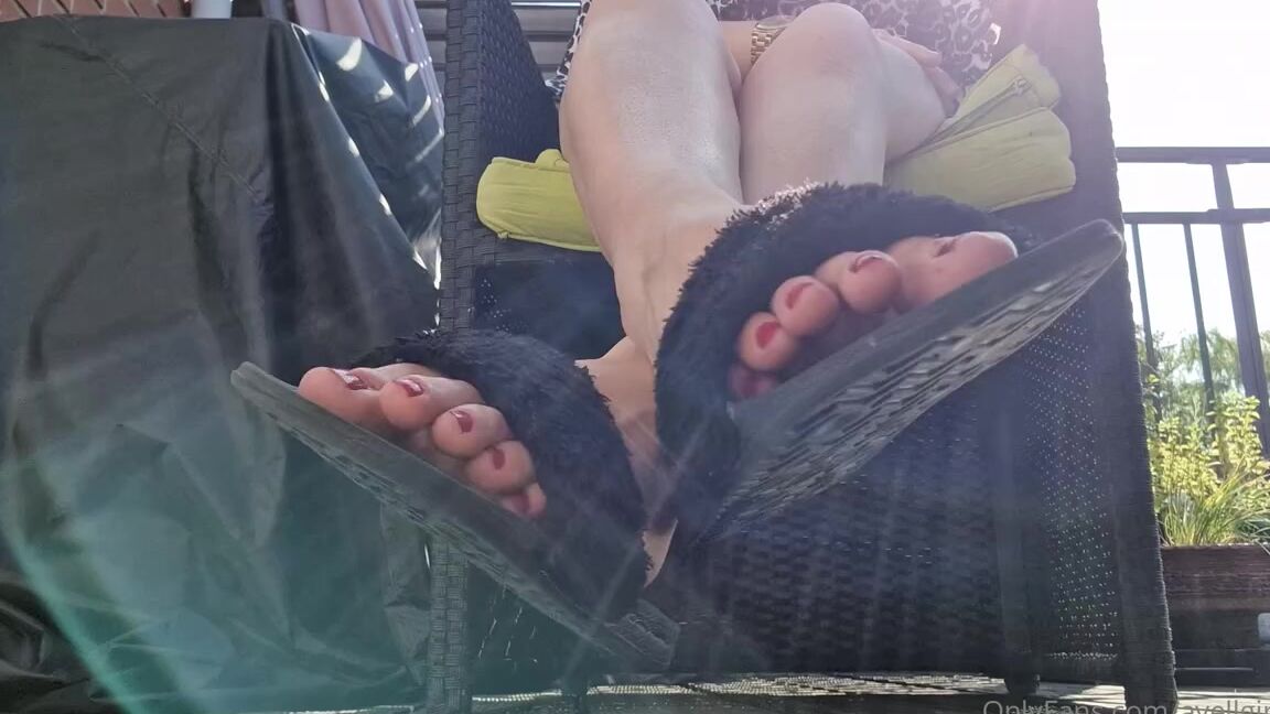Ayellgirlfeet Nicknamed Ayellgirlfeet Onlyfans Je Joue Avec Mes Chaussons Et Te Montre Mes Magnifiques Pieds Im Playing With My Flipflops And 1