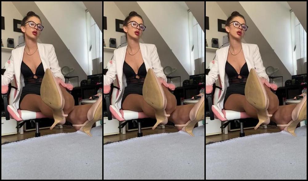 Cuteelisen Nicknamed Cuteelisen Onlyfans You Should Be Near My Heels While I Smoke