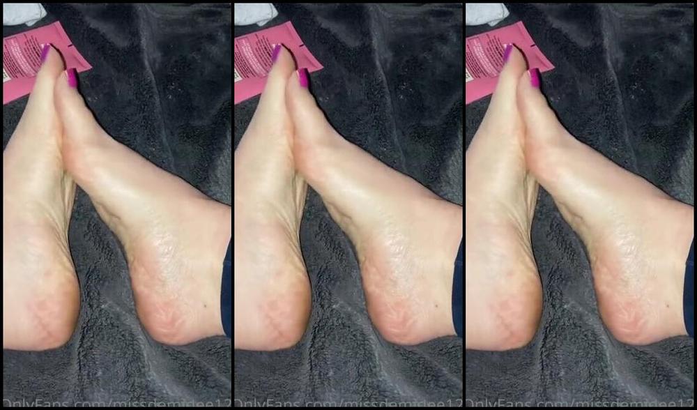 Miss Demi Dee Nicknamed Missdemidee123 Onlyfans Let S Massage My Deliciously Divine Feet You Little Footfreak