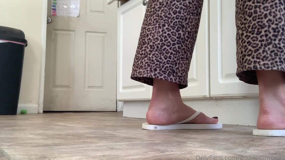 Goddessmonica00W Onlyfans White Old Navy Flip Flopsp