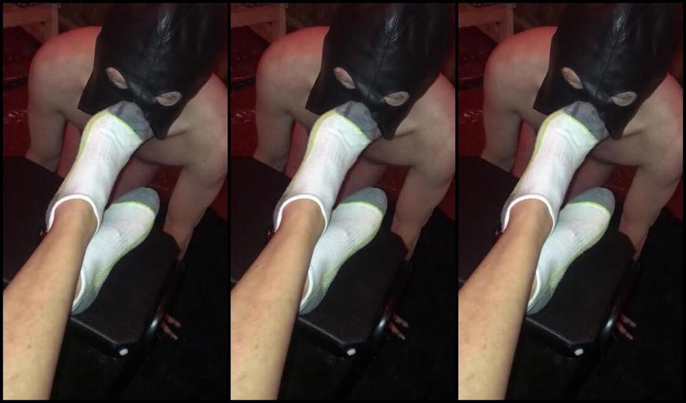 Ladydarkangeluk Onlyfans 5 Min Clip Of A Foot Worship Session Footworship Smellysocks Sniff Suck Chewsocks