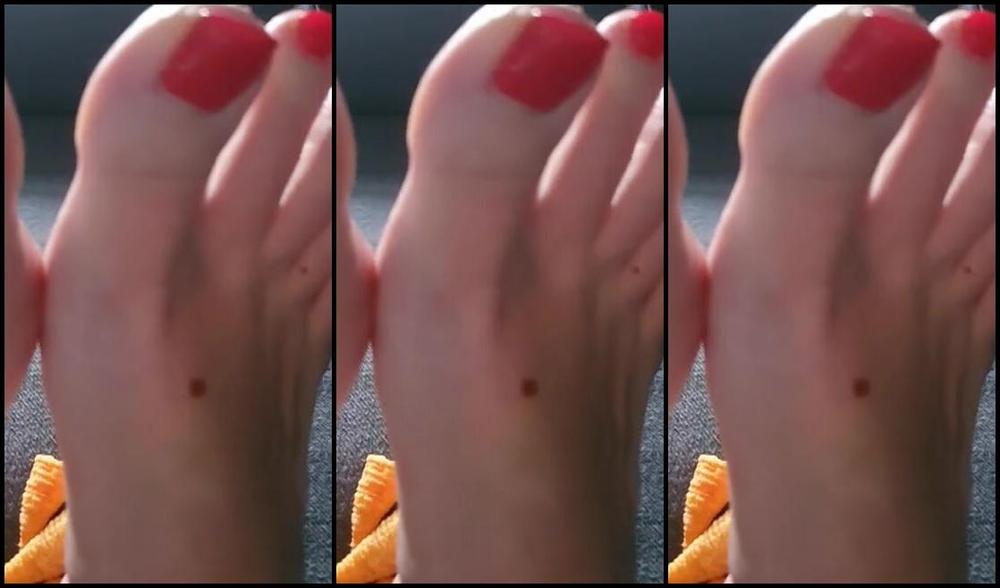 Deliciousdutchfeet Nicknamed Deliciousdutchfeet Onlyfans Netflix Chill Eat The Lays Bugles Chips From My Sweaty Toes Extra Salty And Extra Cheesy Enjoy