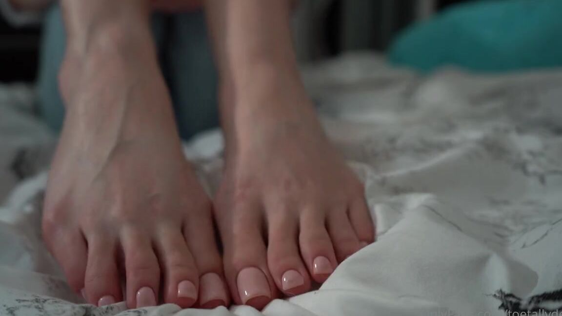 Toetallydevine Onlyfans Gf Is Too Rough And Demanding But You Still Get What You Want Worshipping Her Feet And Then Crushep