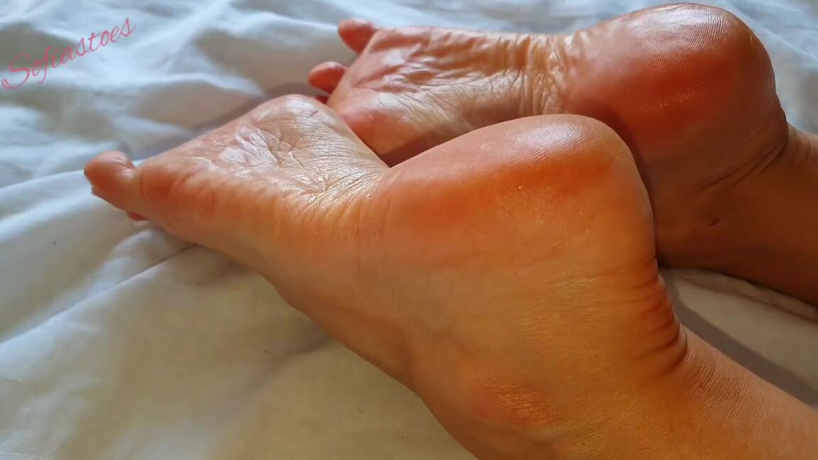 Sofiastoe Aka Sofiastoes Onlyfans Morning Babe I Know Its Not Easy Leaving The Bed Especially When My Feet Are Up To Something